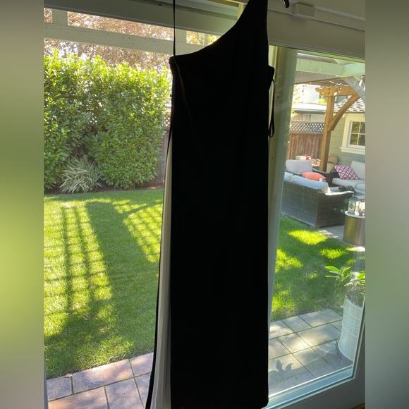 Ralph Lauren evening gown. One shoulder Black with a white pleated inset. - Picture 1 of 5